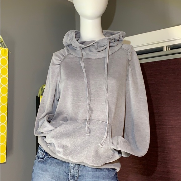 jasmine & ginger Tops - Jasmin & Ginger grey hooded sweatshirt. Size:M 💝